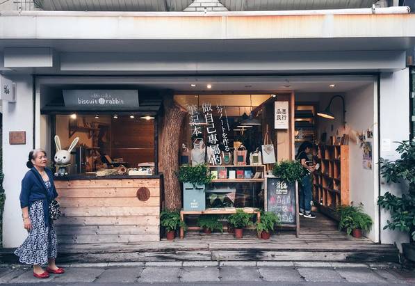 新冠最新指南探索，小巷特色小店疫情下的生存之道