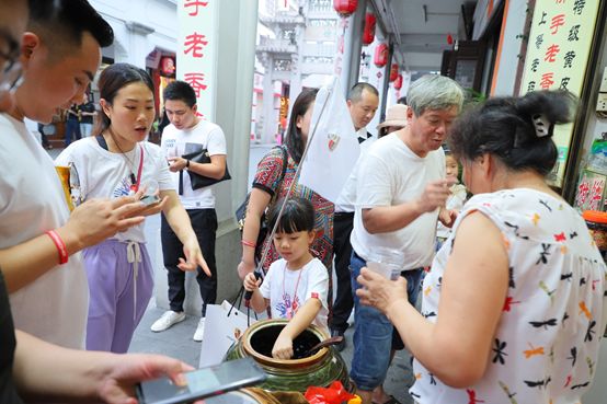 易尚展示最新动态，小巷中的独特风味探索之旅揭秘